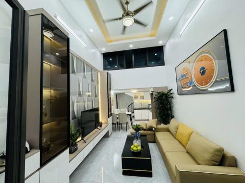 Vạn Phúc City: Hẻm đẹp, gần mặt tiền, nhà 5 tầng sang trọng, giá chỉ 8.5 tỷ.